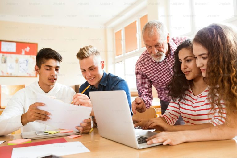 How does gradebook software support hybrid and online learning models?
