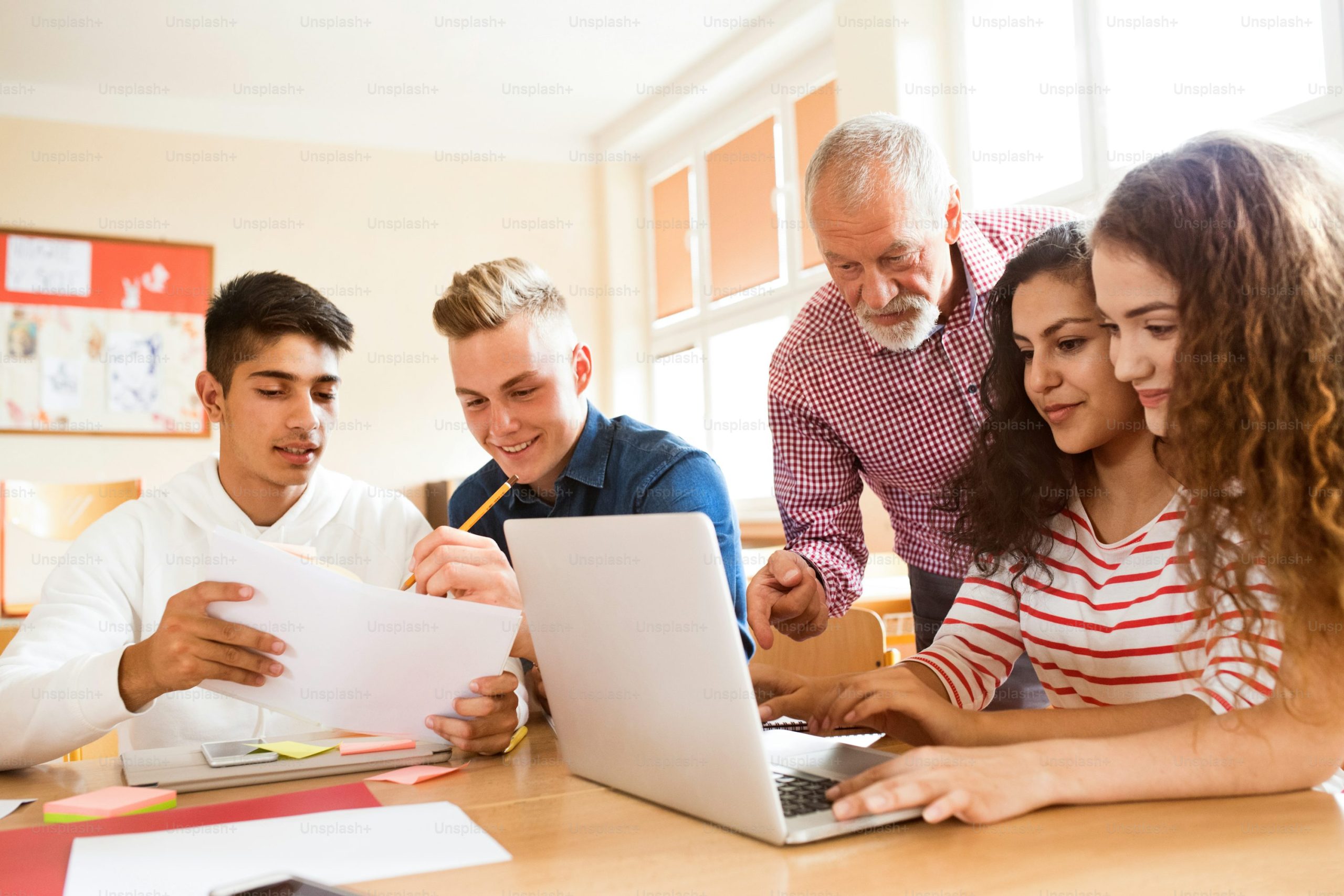 How does gradebook software support hybrid and online learning models?